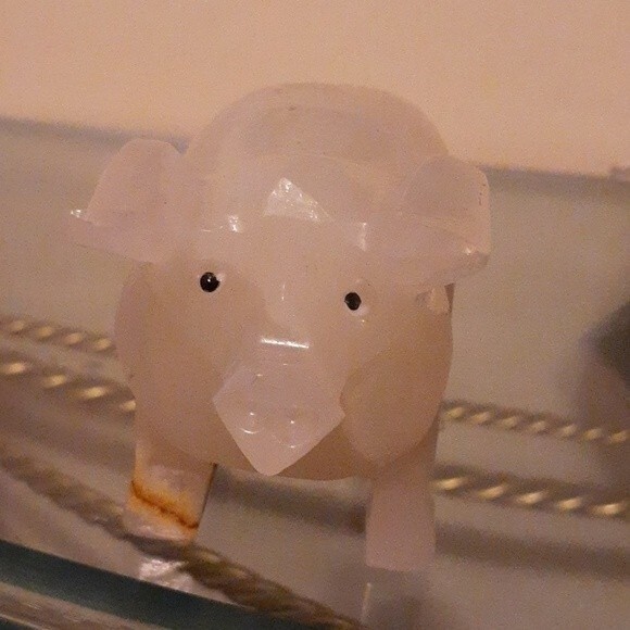 Natural carved Stone Pig figuring paperweight - Picture 2 of 8